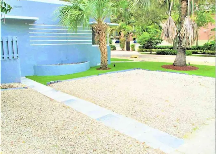 By Las Olas Bl, Pool, Parking, Remodeled & Central